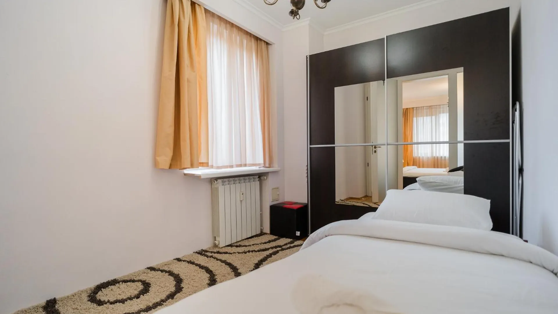 Classic Stay Next To Victoriei Avenue Bucharest